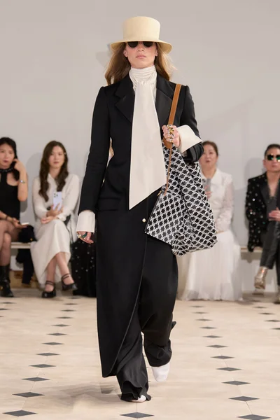 Look 16